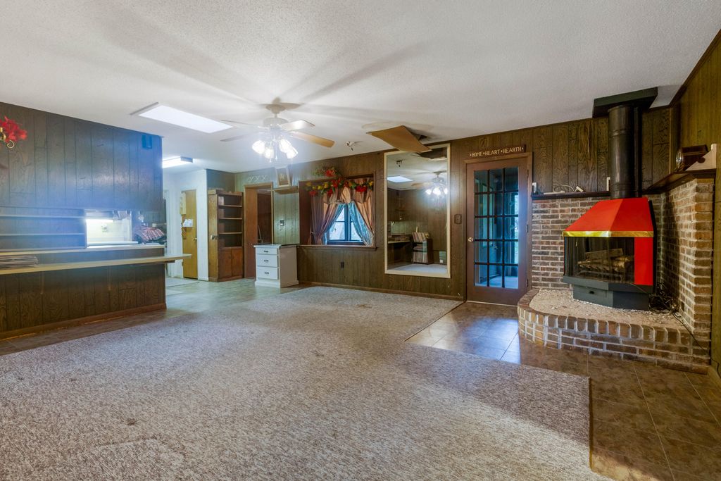 Image 5 of property listing at 8 Walnut Avenue, Shalimar, FL 32579
