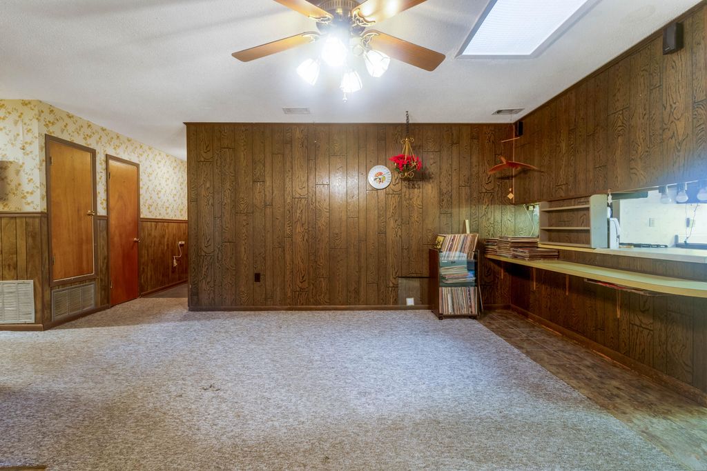 Image 6 of property listing at 8 Walnut Avenue, Shalimar, FL 32579