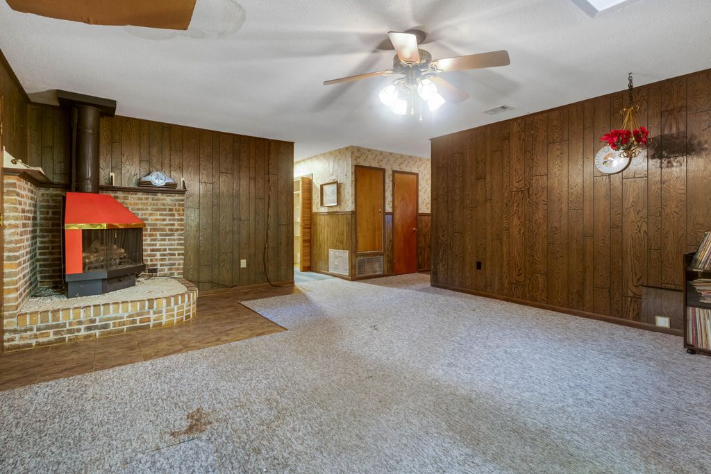 Image 7 of property listing at 8 Walnut Avenue, Shalimar, FL 32579