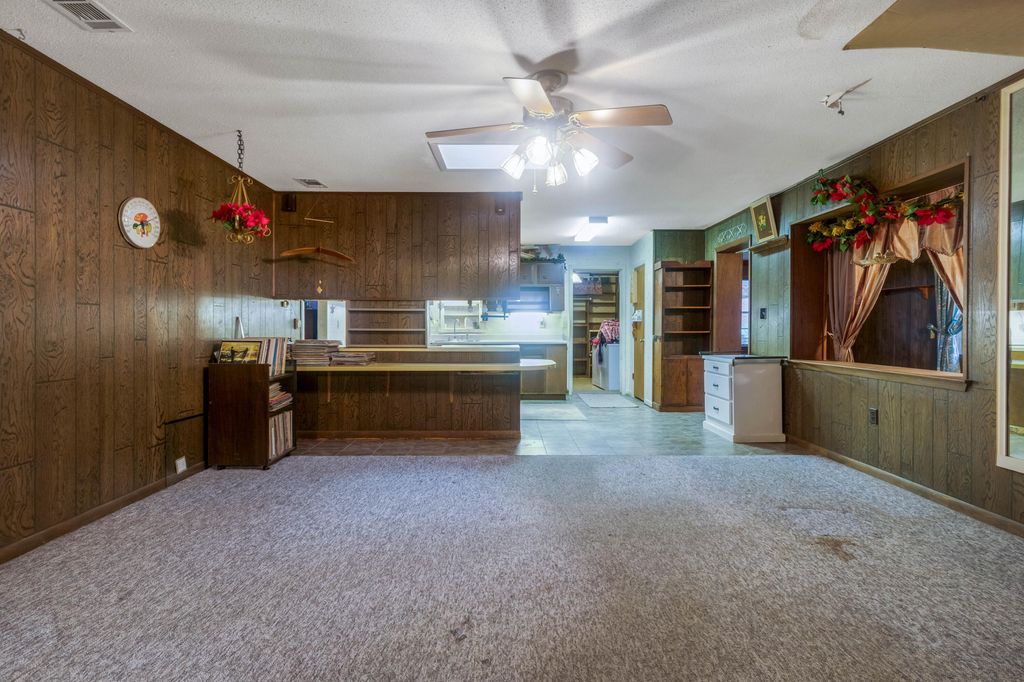 Image 8 of property listing at 8 Walnut Avenue, Shalimar, FL 32579