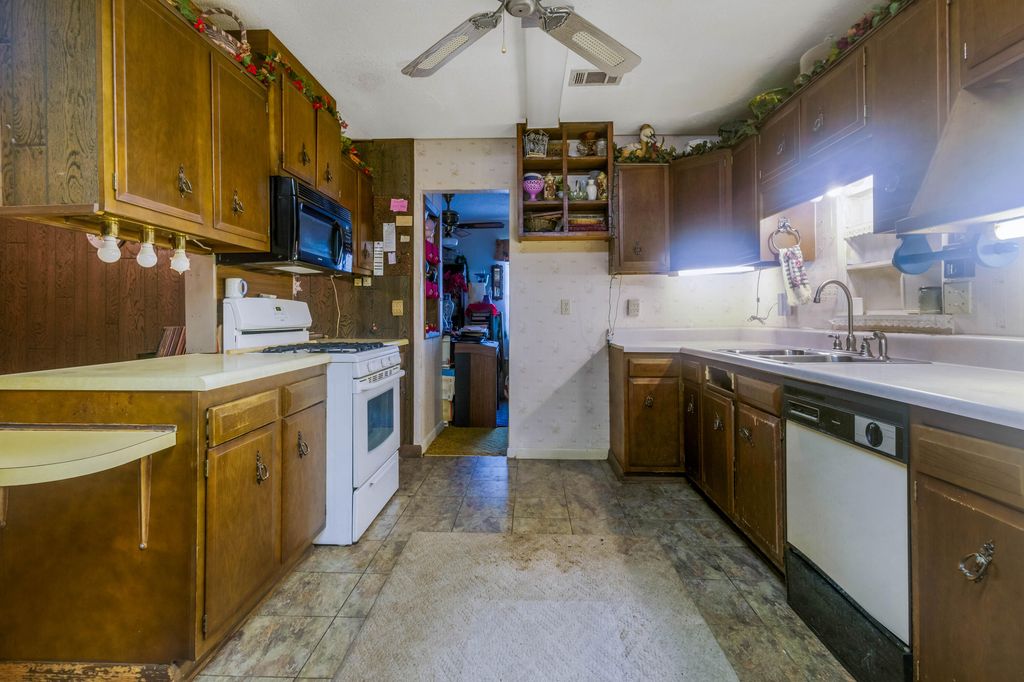 Image 9 of property listing at 8 Walnut Avenue, Shalimar, FL 32579
