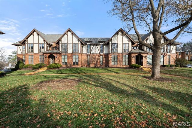 917 Claytonbrook Drive 3, Ballwin, MO 63011