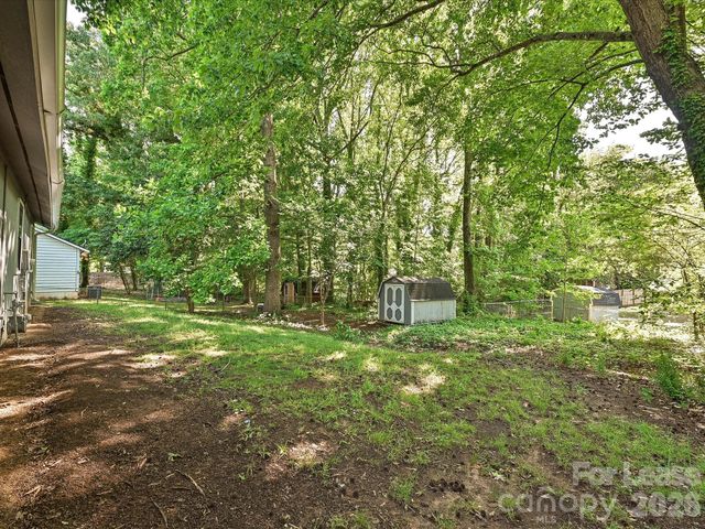 633 Pennwood Lane, Charlotte, NC 28215