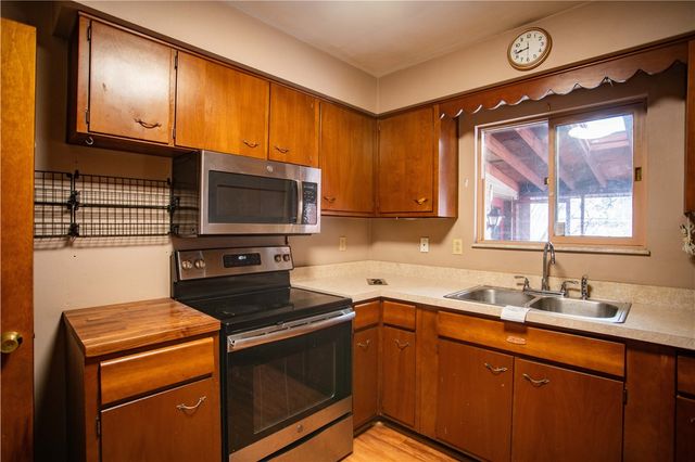 323 Olivia St., Vanport, PA 15009