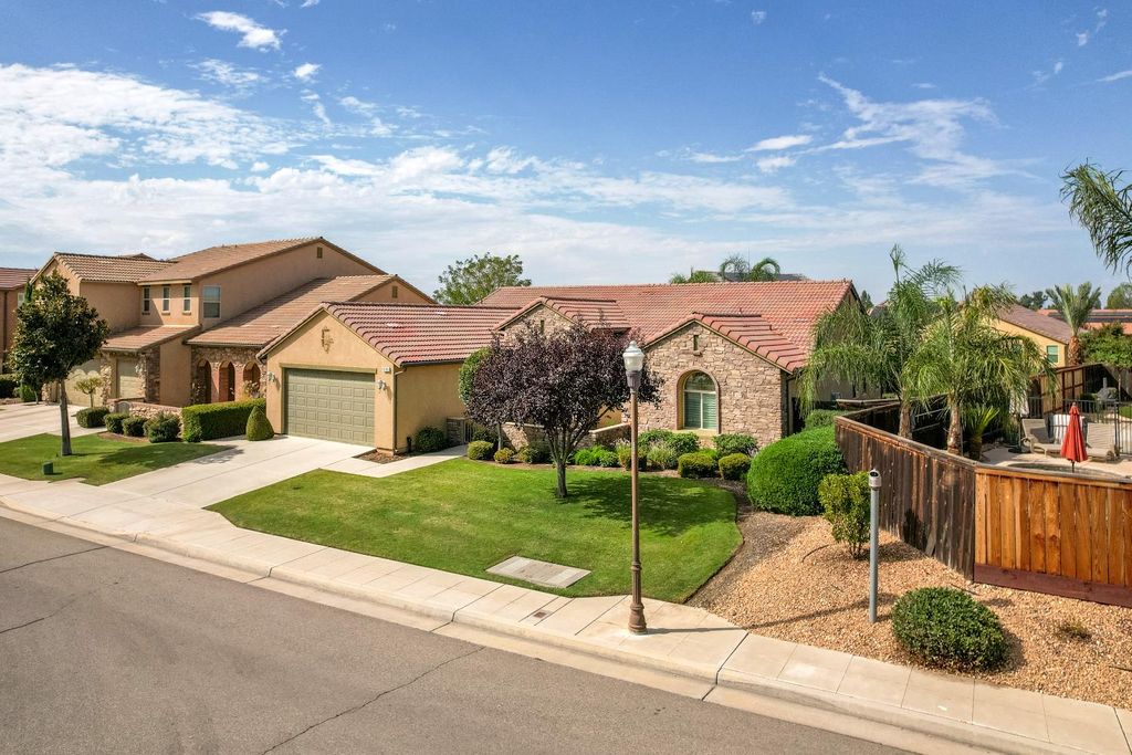 3285 Lincoln Avenue, Clovis, CA 93619
