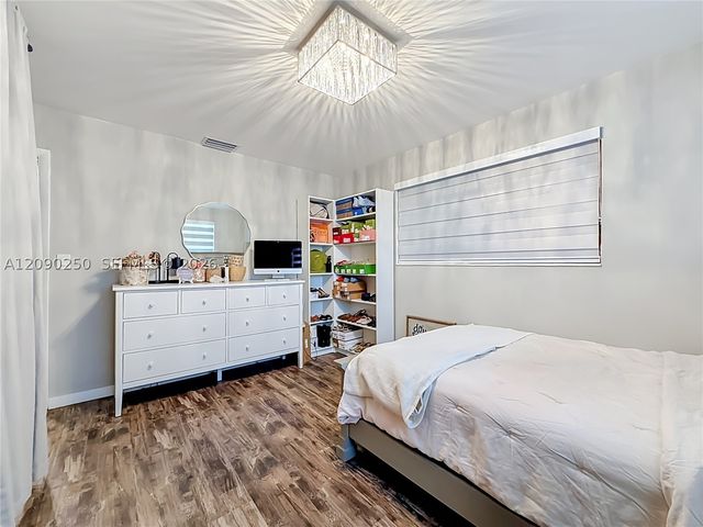 1150 NW 86th Ter, Pembroke Pines, FL 33024