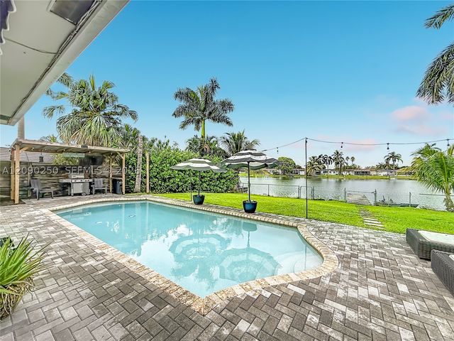 1150 NW 86th Ter, Pembroke Pines, FL 33024
