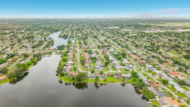 1150 NW 86th Ter, Pembroke Pines, FL 33024