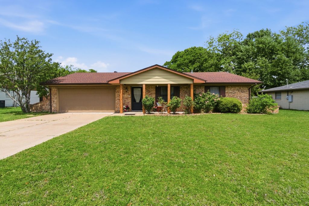 807 Keller Avenue, Benbrook, TX 76126