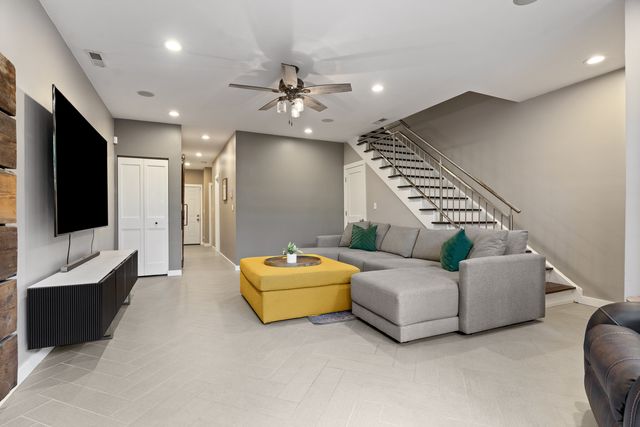 1461 W Grand Avenue 1, Chicago, IL 60642