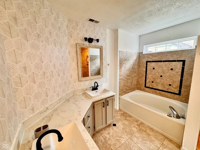8913 Glass Chimney Lane, Fishers, IN 46037