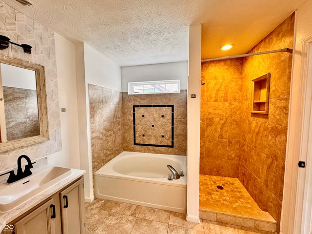 8913 Glass Chimney Lane, Fishers, IN 46037