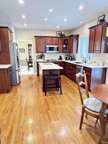 823 Columbia Circle, North Aurora, IL 60542