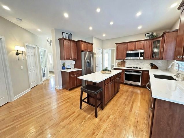 823 Columbia Circle, North Aurora, IL 60542