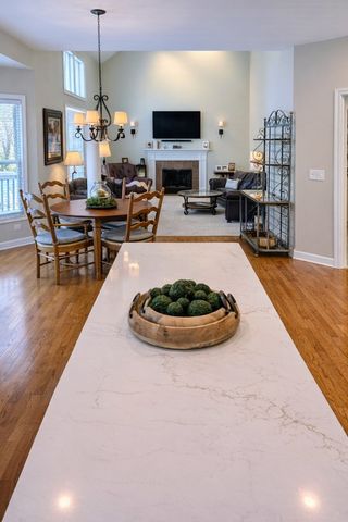 823 Columbia Circle, North Aurora, IL 60542