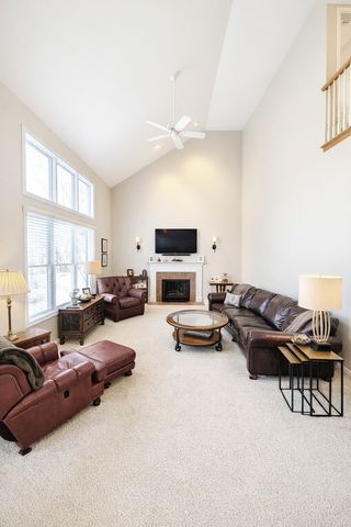 823 Columbia Circle, North Aurora, IL 60542