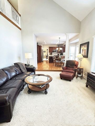 823 Columbia Circle, North Aurora, IL 60542