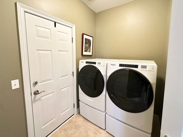 823 Columbia Circle, North Aurora, IL 60542