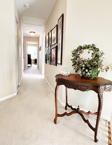 823 Columbia Circle, North Aurora, IL 60542