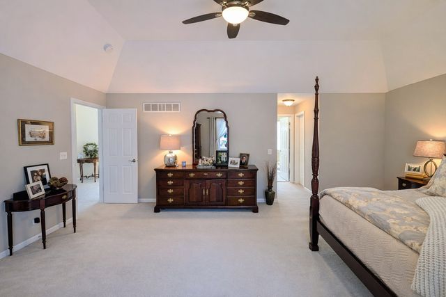 823 Columbia Circle, North Aurora, IL 60542