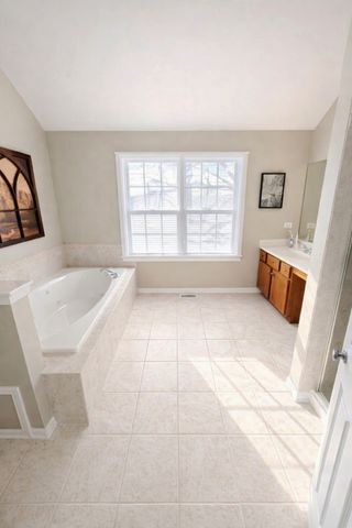 823 Columbia Circle, North Aurora, IL 60542