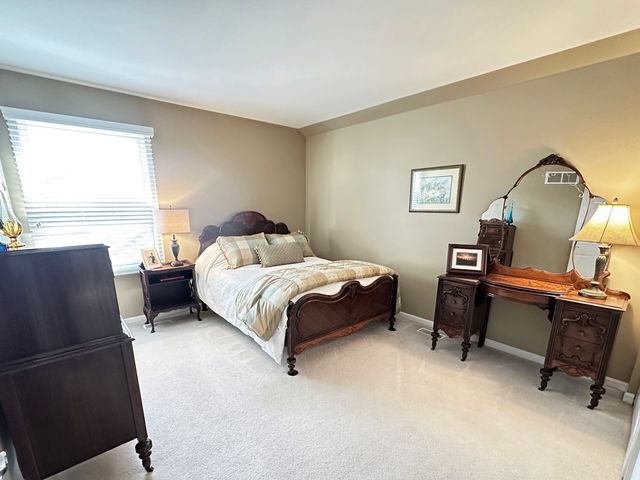 823 Columbia Circle, North Aurora, IL 60542