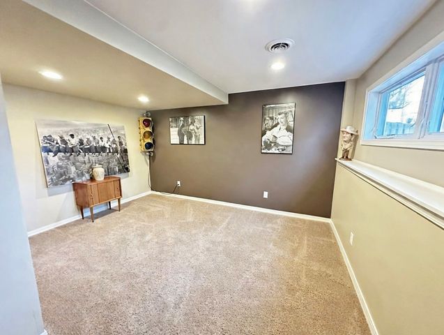 823 Columbia Circle, North Aurora, IL 60542