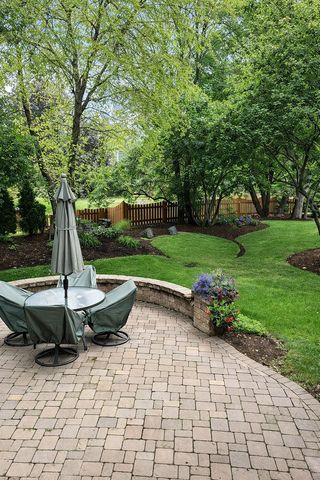 823 Columbia Circle, North Aurora, IL 60542