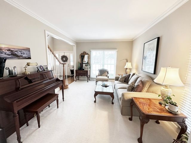 823 Columbia Circle, North Aurora, IL 60542