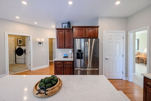 823 Columbia Circle, North Aurora, IL 60542