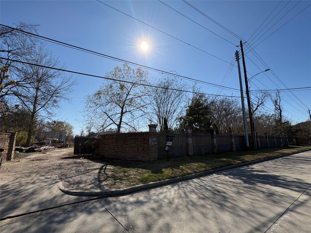 1227 W Little York Road, Houston, TX 77091