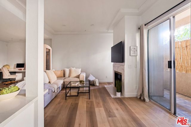 4943 Rosewood Avenue 104, Los Angeles, CA 90004