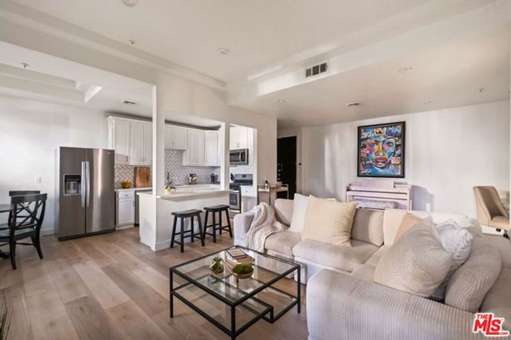4943 Rosewood Avenue 104, Los Angeles, CA 90004