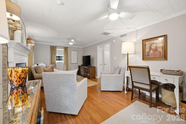 2340 24th Avenue NE, Hickory, NC 28601
