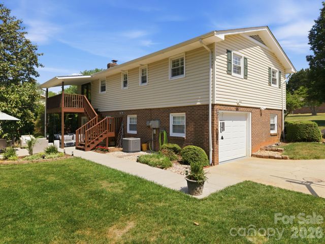 2340 24th Avenue NE, Hickory, NC 28601