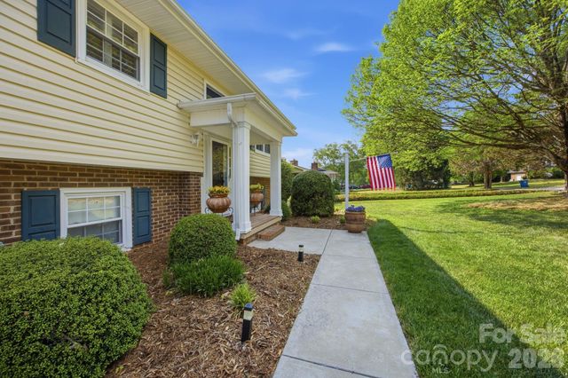 2340 24th Avenue NE, Hickory, NC 28601