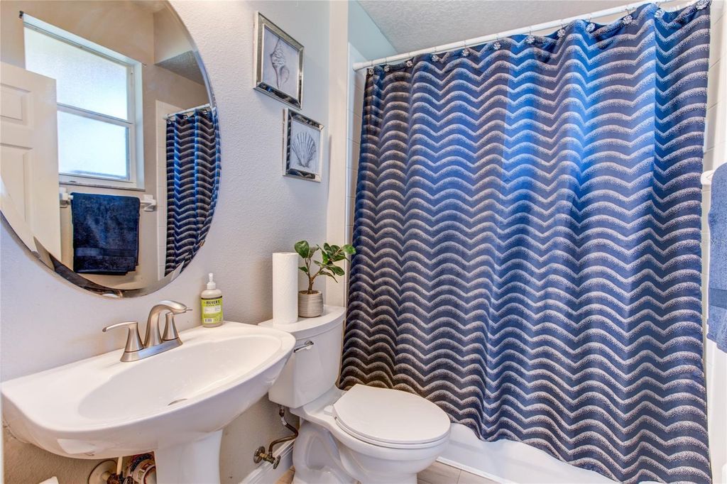 Image 13 of property listing at 1551 AMARYLLIS CIRCLE, Orlando, FL 32825