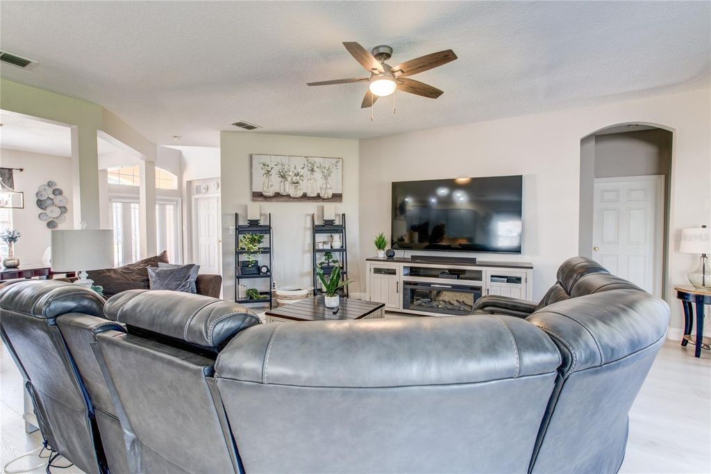 Image 6 of property listing at 1551 AMARYLLIS CIRCLE, Orlando, FL 32825