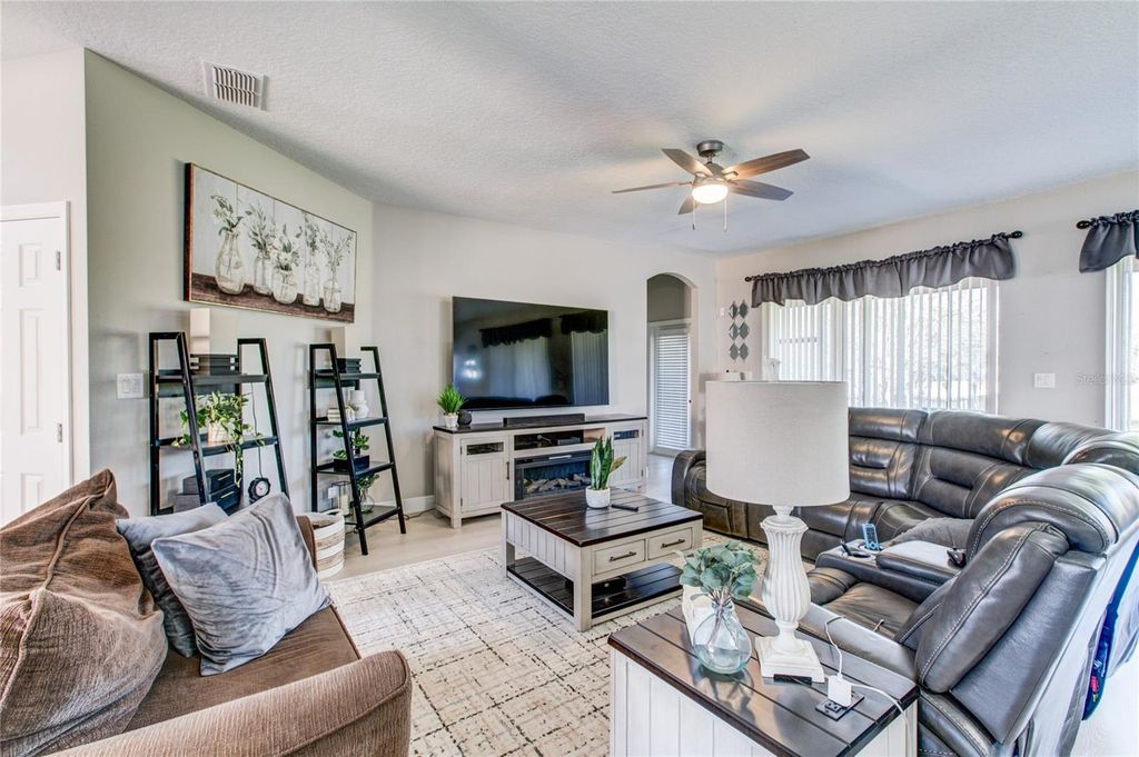 Image 7 of property listing at 1551 AMARYLLIS CIRCLE, Orlando, FL 32825