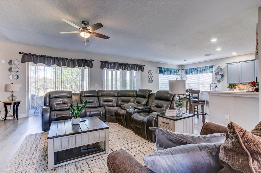 Image 8 of property listing at 1551 AMARYLLIS CIRCLE, Orlando, FL 32825