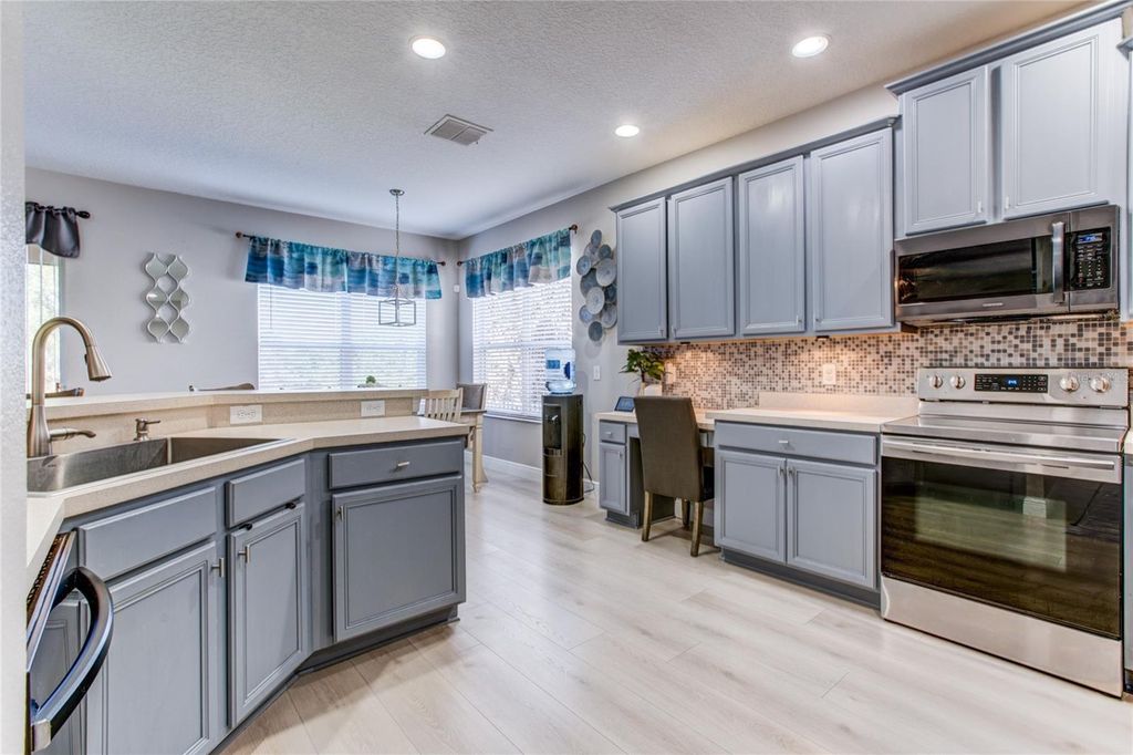 Image 10 of property listing at 1551 AMARYLLIS CIRCLE, Orlando, FL 32825