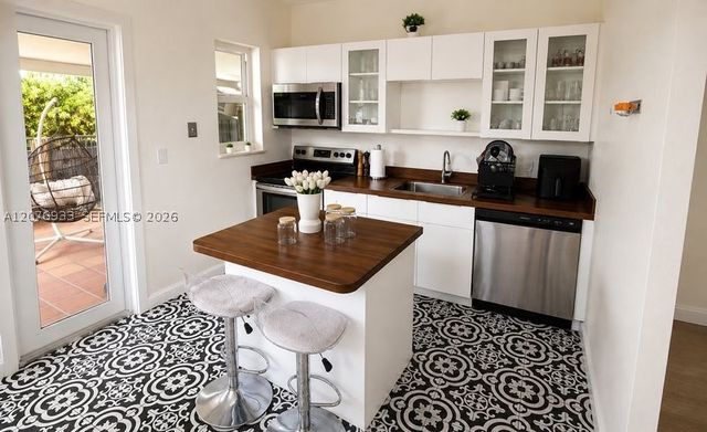 985 SW 10th St 1, Miami, FL 33130