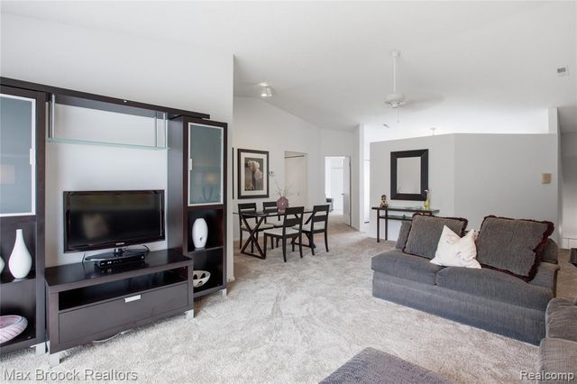 6580 Ridgefield Circle 203, West Bloomfield, MI 48322
