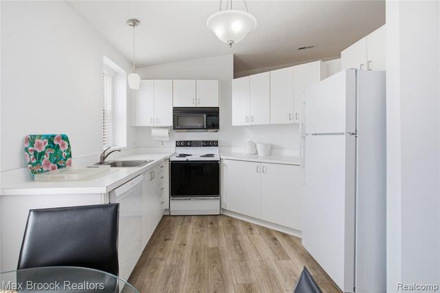 6580 Ridgefield Circle 203, West Bloomfield, MI 48322