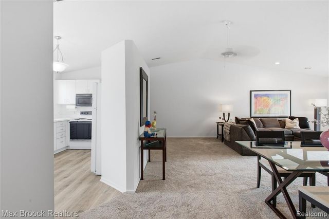 6580 Ridgefield Circle 203, West Bloomfield, MI 48322