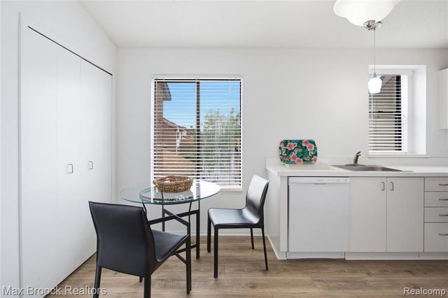 6580 Ridgefield Circle 203, West Bloomfield, MI 48322