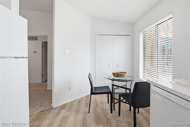 6580 Ridgefield Circle 203, West Bloomfield, MI 48322