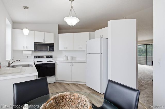 6580 Ridgefield Circle 203, West Bloomfield, MI 48322