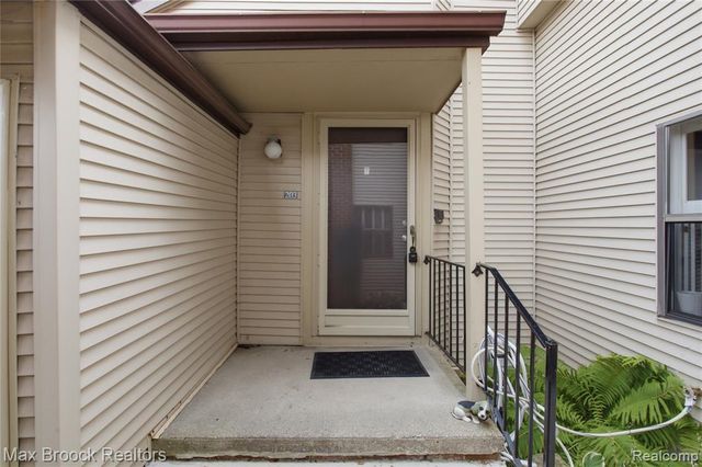6580 Ridgefield Circle 203, West Bloomfield, MI 48322