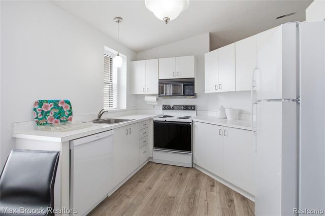 6580 Ridgefield Circle 203, West Bloomfield, MI 48322